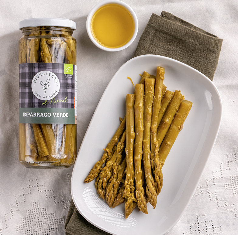 Espárragos trigueros acompañados de caballa con ajo y perejil y 2 kiwis por persona.